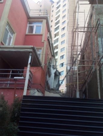 " “Luxe Home” tikinti şirkəti evimi uçurdur, başımıza armatur, mismarlı taxta düşür" - GİLEY