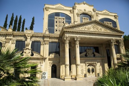 “Hollivud” restoranında bıçaqlanan şəxs….-Fotolar